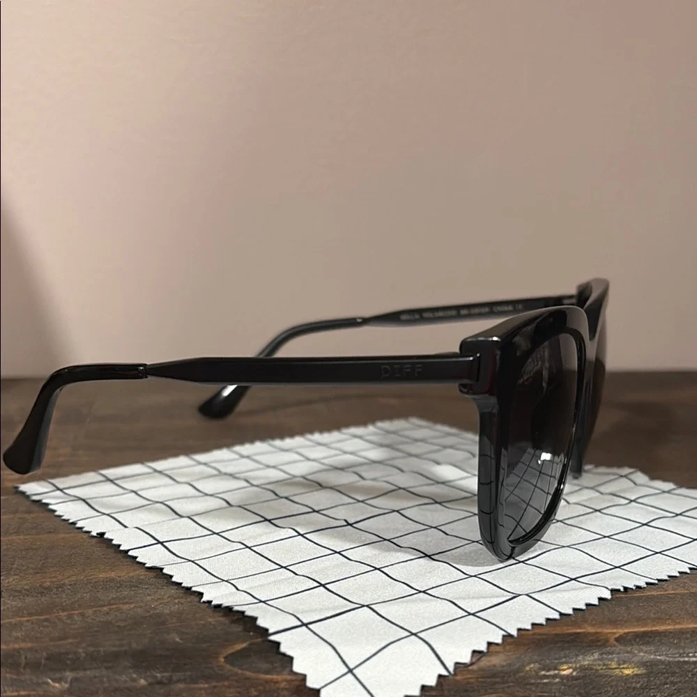 DIFF Bella Polarized Black Sunglasses with Case - Picture 6 of 8